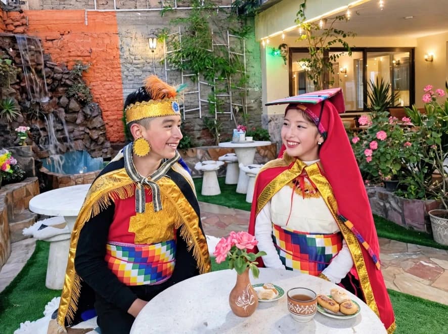 Patio interior con huéspedes en traje típico