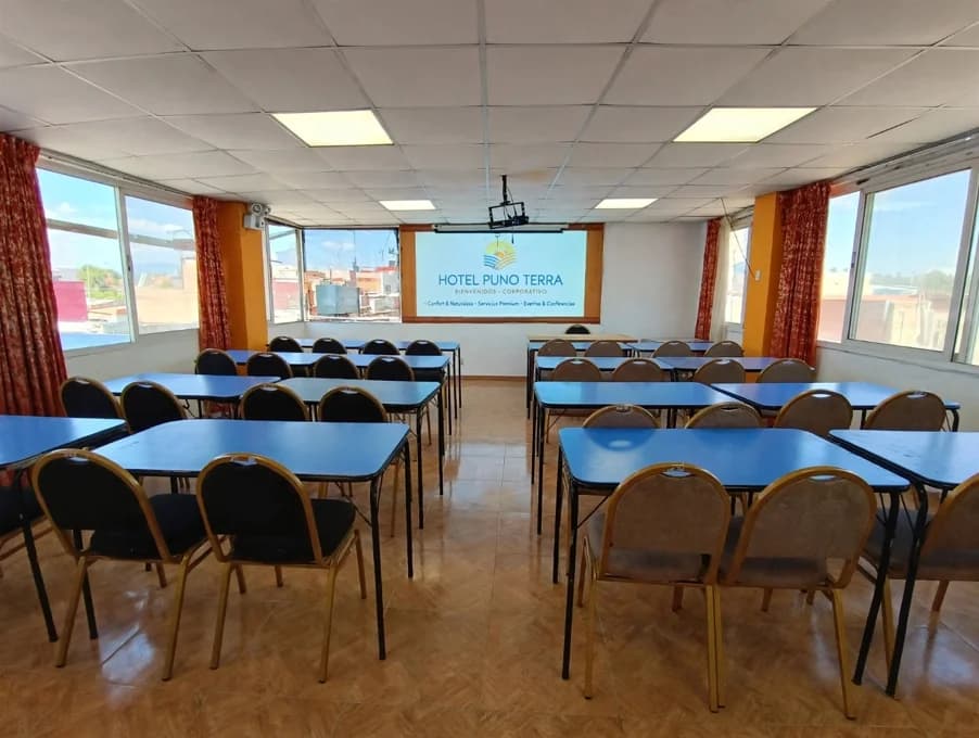 Sala de conferencias del hotel con proyector y capacidad para grupos
